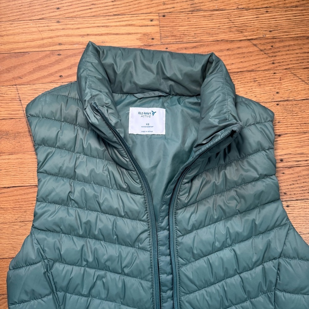 Women’s Old Navy Active Water Resistant Green Puffer Vest Size XS - Picture 8 of 10